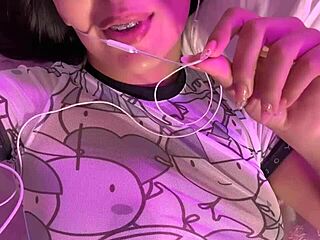 La más puta del colegio me contesta la video llamada y me muestra su gran culo mientras su novio descansa