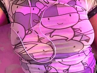 La más puta del colegio me contesta la video llamada y me muestra su gran culo mientras su novio descansa