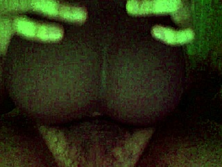 Nattlek Med Svart Torso Docka Använder Leksaker För Stor Röv Creampie