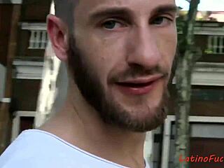 ชายหนุ่มลาตินเหล่านี้กำลังเย็ดกันแบบเปลือยเปล่าที่รีสอร์ท... เย็ดร้อน! 😜