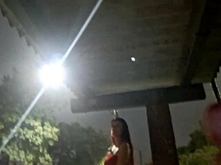 Punheta Arriscada Na Rua Pra Ruiva Gostosa No Ponto De Onibus