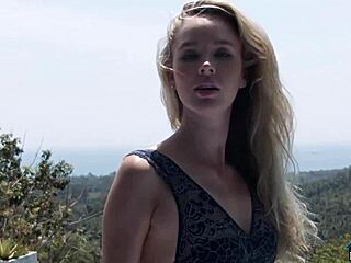 Thera Jane เด็กสาวออสเตรเลียเปลื้องตัวเล็กๆ สำหรับ Playboy ดูเส้นโค้งที่โกนแล้ว!