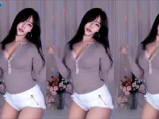 كورية جميلة ترقص لتظهر منحنياتها المثيرة