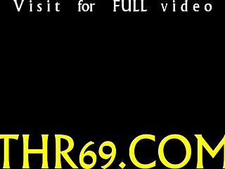 Ação de mão barulhenta combinada com brincadeira oral molhada para gozada de adolescente safada 18+.