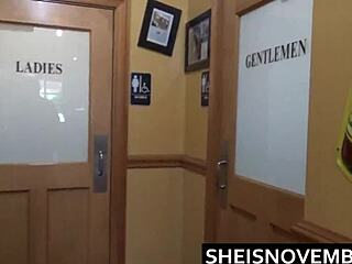 MsNovember dělá orál v rychlým občerstvení na záchodě