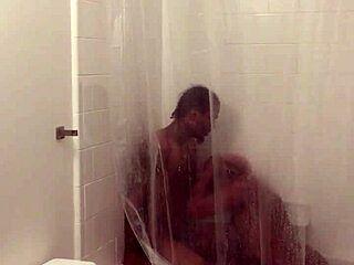 Сира Лейла Прайс пърди на дивана