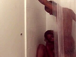 Сира Лейла Прайс пърди на дивана