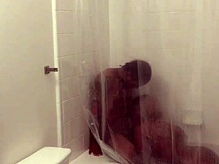 Сира Лейла Прайс пърди на дивана