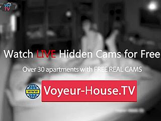 Se dette ægte lesbiske par med hot fingering og strapon med intense orgasmer