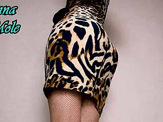 Soczysta PAWG w ciasnej sukience jeździ na dużym zabawku z bliska