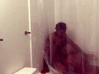 Сира Лейла Прайс пърди на дивана