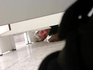 pegação no banheiro do shopping, quem curte um gay safado?