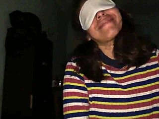 petera argentina con ojos vendados chupa pija