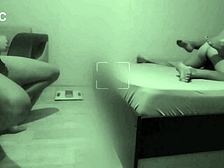 Rogavec se drka ob gledanju vroče žene, ki vara z ljubimcem