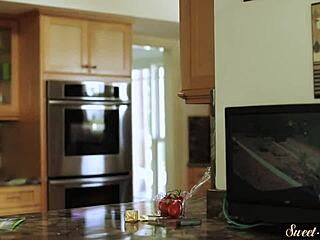 Magas sarkúban a mostohaanya keményen lovagol rám a konyhában ma