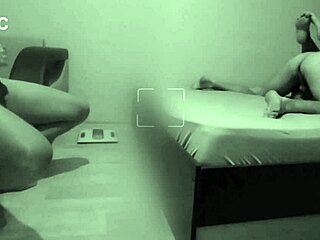 Boynuzlu kocası sıcak karısının sevgilisiyle aldatmasını izleyerek mastürbasyon yapıyor