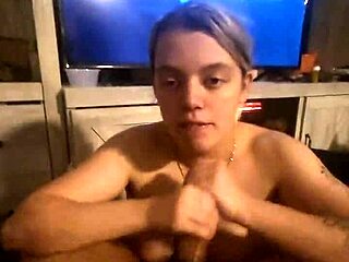 Hisap Batang Tebal Boyfriend Di Sofa Hotel