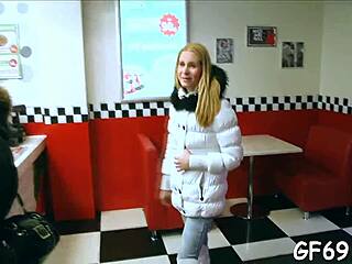 ¡Tío, estos dos machos están destrozando a esta belleza petite con pura fuerza!