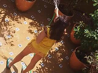 Vojer hvata vruću susetku kako piša na ženu stanodavca sa balkona