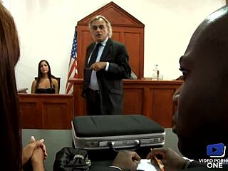 Oho, Te Vroče Kurbe Dobivajo Počutje Prav Na Sodišču Pred Sodnikom!