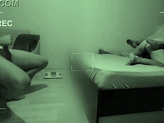 Boynuzlu kocası sıcak karısının sevgilisiyle aldatmasını izleyerek mastürbasyon yapıyor