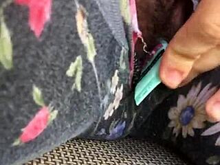 Дразня малката си путка да пръска яко, опа!