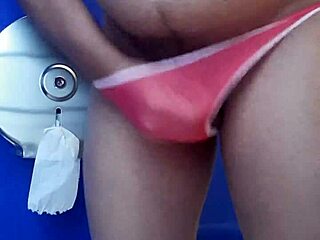 I masturbate with my cousin's thong 😏