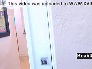 Chica musulmana Kira Perez folla entrenador en sesión gimnasio caliente