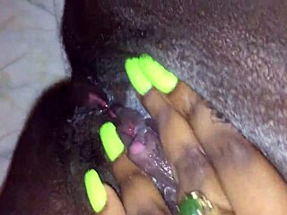 用力手指我紧致奶油黑粉逼