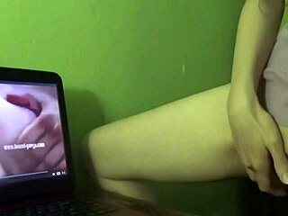 สาวผมแดง MILF แตกแตนถูหีดูหนังโป๊ทำเอง