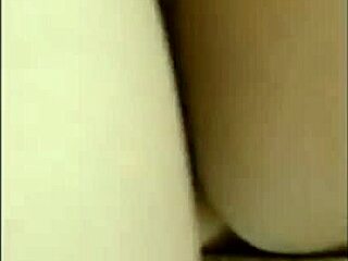 Kæreste og veninde i køkken med sædsprøjt