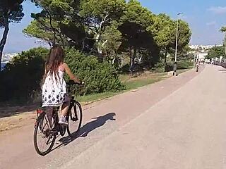 Веселый день без трусиков на общественном побережье, приключение!