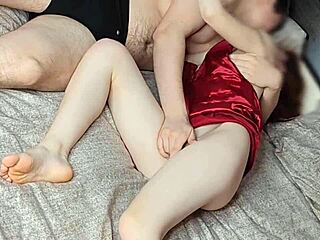 Gadis muda menggoda buat seks kasar dengan badan panas - RedHot Fox