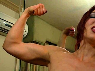 Cewek jahe berdada pamer otot gede di cermin.