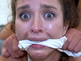 Добри момичета Eden Ivy и Clara Mia получават грубо чукане