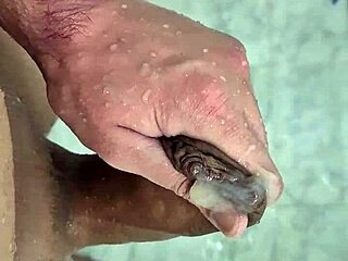 Banyoda Zevkle Fışkırtan Boşalma