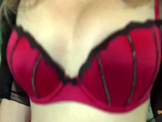 Bionda Seduttiva Sunny Lane Si Spoglia Lenta per Stuzzicare con Labbra della Figa Grandi