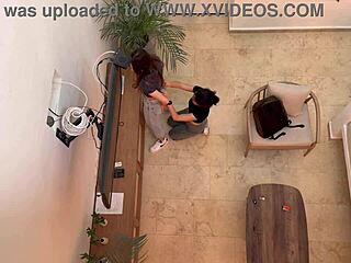 Dos lesbianas calientes follando en vacaciones