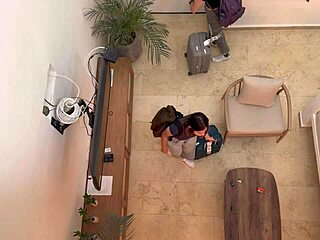 Dos lesbianas calientes follando en vacaciones