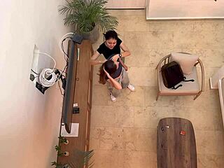 Dos lesbianas calientes follando en vacaciones