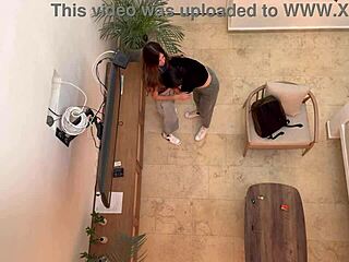 Dos lesbianas calientes follando en vacaciones