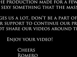 Rubia y morena lesbianas pelean con strapon y lamidas de coño