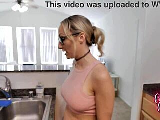 Тетка тражи мајстора за прљаве разговоре и помоћ