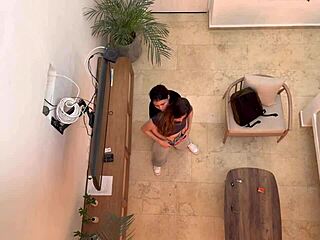 Dos lesbianas calientes follando en vacaciones