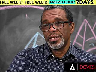 كيف الطالبة الشقية أنجلين ريد تتحمل ضرب المعلم القاسي؟