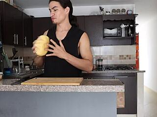 Hallacas prepared in two minutes by Henry and Veronika!