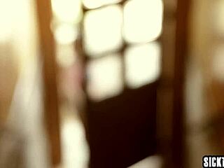 クリステン・スコットがお義父さんに巨大チンポに口を当ててほしいって？