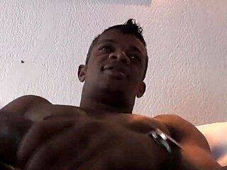 Amigo negro EXIBINDO o seu DOTE grande