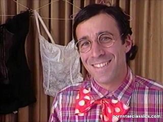 Обсебен съм от огромни ретро цици и класически див анал