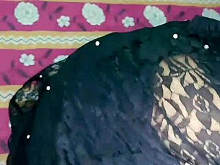 Esposa puta india dando mamada a polla grande en casero